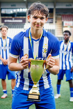 Göteborgs Filip Kokolj jublar med bucklan