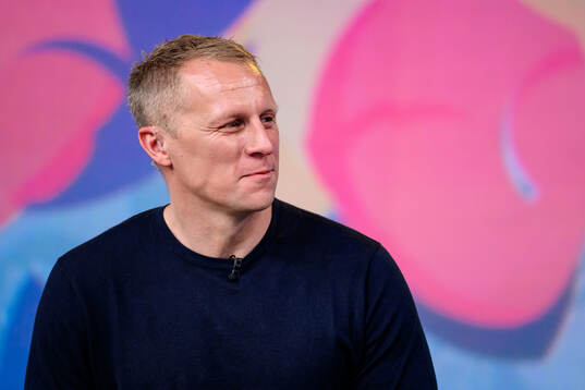 Viaplays Richard Henriksson i studion