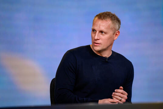 Viaplays Richard Henriksson i studion