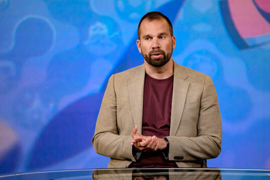 Viaplays Pär Lagerström i studion