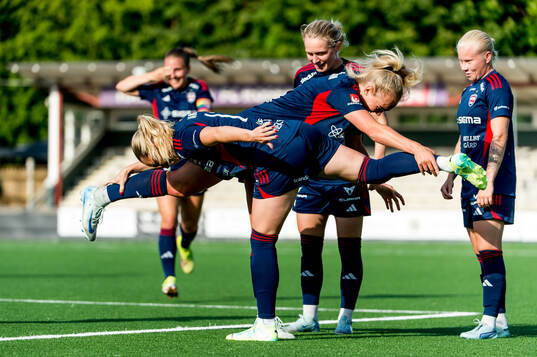 Rosengårds Emma Jansson och Molly Johansson i en