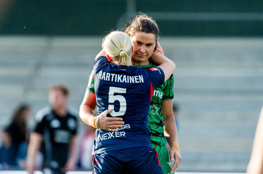 Rosengårds Anni Hartikainen och målvakt Eartha Cumings