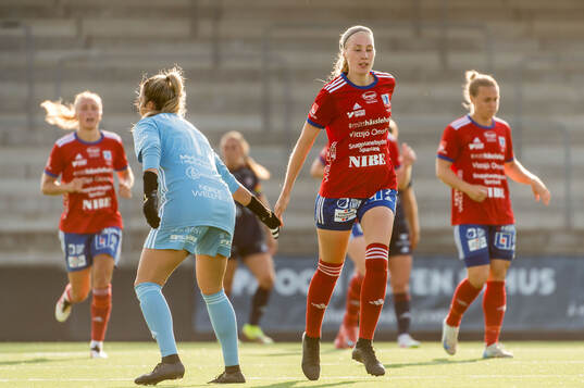 Vittsjös målvakt Savannah Madden och Sanni Ojanen jublar