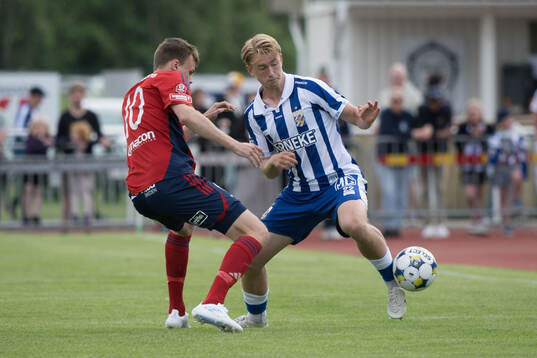 Östers Oscar Uddenäs och IFK Göteborgs Noah Tolf