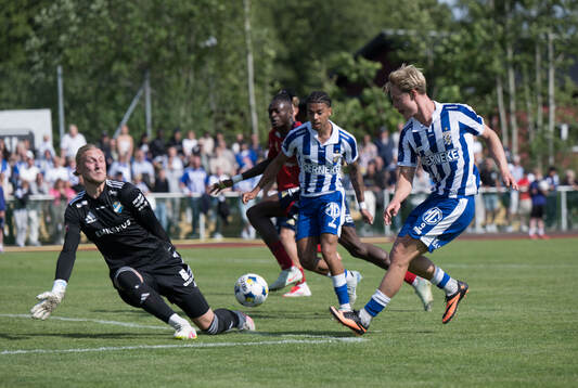 Östers målvakt Carl Lundahl Persson och IFK Göteborgs