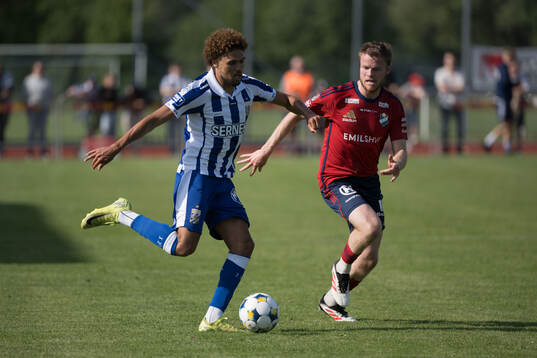 IFK Göteborgs Thomas Santos och Östers Daniel Ljung