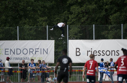 En planstormare flyr arenan