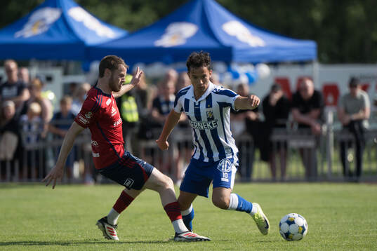 Östers Daniel Ljung och IFK Göteborgs Hussein Carneil
