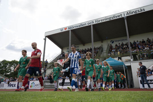 Östers Sebastian Hedlund och IFK Göteborgs Gustav Svensson