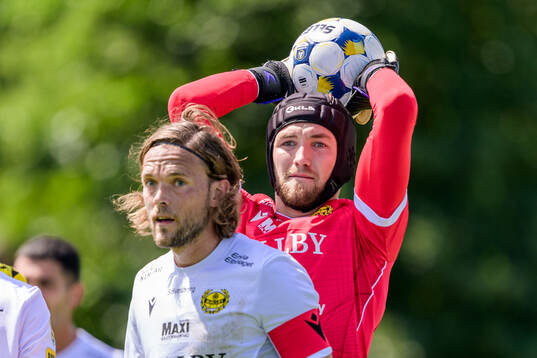 Mjällbys Tom Pettersson och målvakt Noel Törnqvist