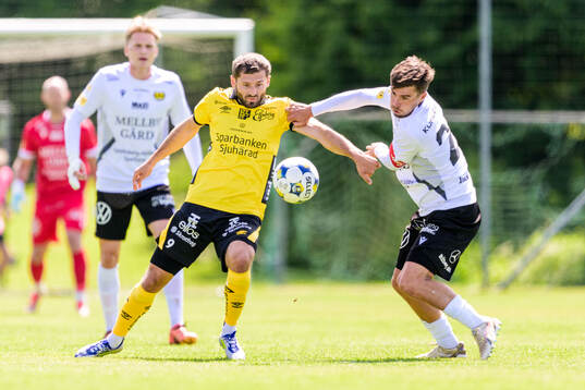 Elfsborgs Arber Zeneli och Mjällbys Jesper Gustavsson