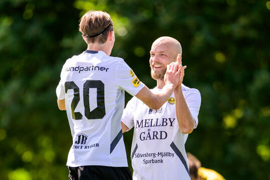 Mjällbys Charles Rosén och Viktor Gustafson jublar