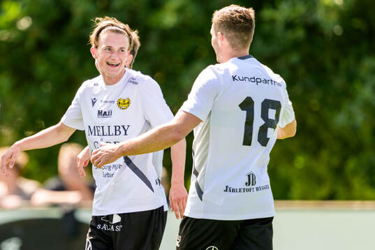 Mjällbys Charles Rosén och Jacob Bergström jublar