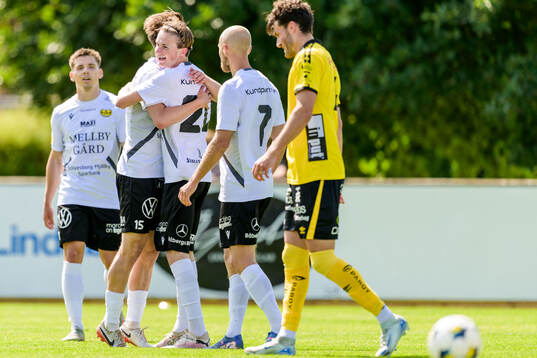 Mjällbys Charles Rosén jublar