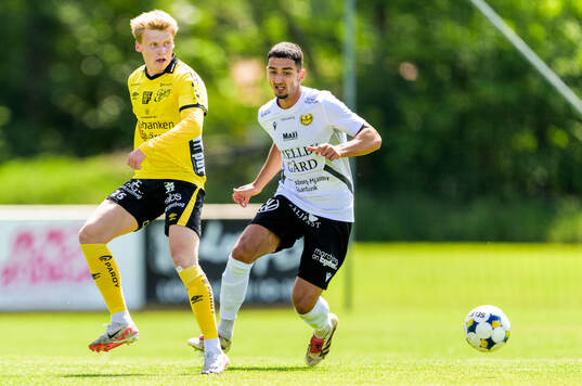 Elfsborgs Ari Sigurpálsson och Mjällbys Argjend Miftari