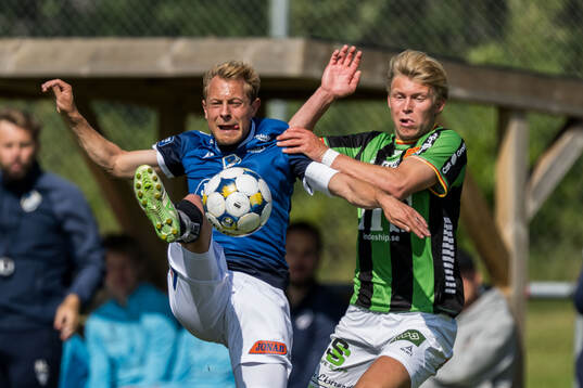 Halmstads Joel Allansson och GAISs Rasmus Niklasson Petrovic