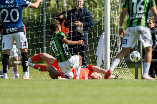 GAISs Edvin Becirovic och Halmstads målvakt Tim Erlandsson