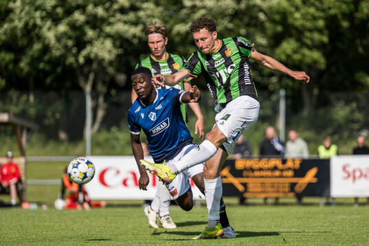 Halmstads Emmanuel Tannor och GAISs Anes Cardaklija