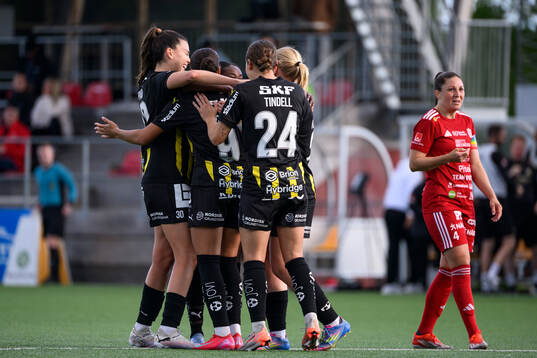 Häckens Felicia Schröder jublar och Piteås Josefin