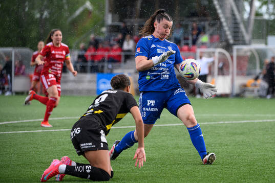 Häckens Felicia Schröder och Piteås målvakt Lauren