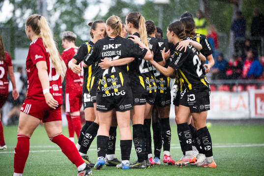 Häckens Felicia Schröder jublar med lagkamrater