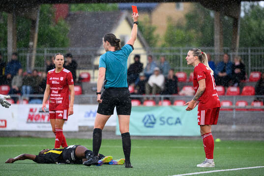 Piteås Selina Henriksson får ett rött kort av domare