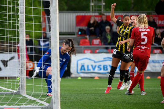 Piteås målvakt Lauren Brzykcy deppar och Häckens Felicia