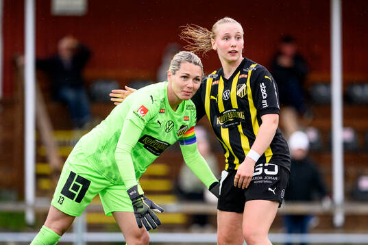 Häckens målvakt Jennifer Falk och Johanna Fossdalsá