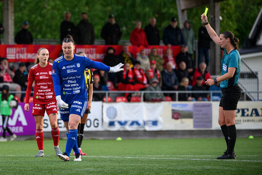 Piteås målvakt Lauren Brzykcy får ett gult kort av