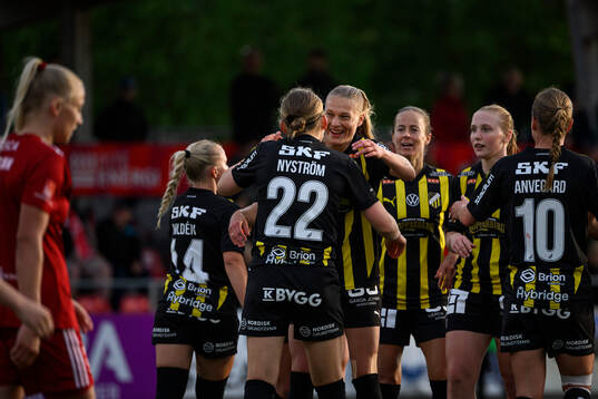 Häckens Paulina Nyström och Stine Sandbech jublar