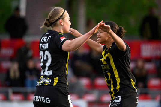 Häckens Paulina Nyström och Felicia Schröder jublar