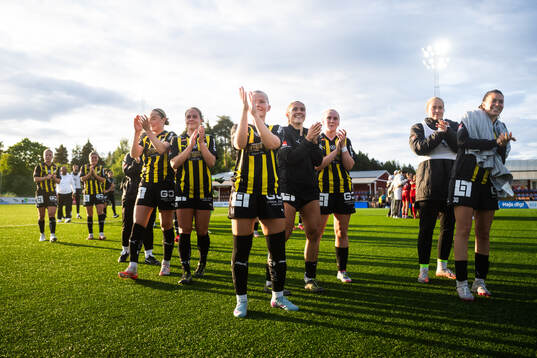 Häckens Matilda Nildén och lagkamrater jublar