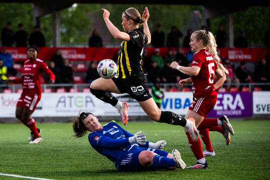 Piteås målvakt Lauren Brzykcy och Häckens Paulina