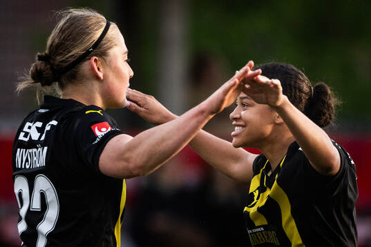 Häckens Paulina Nyström och Felicia Schröder jublar