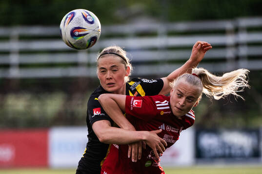 Häckens Paulina Nyström och Piteås Wilma Carlsson
