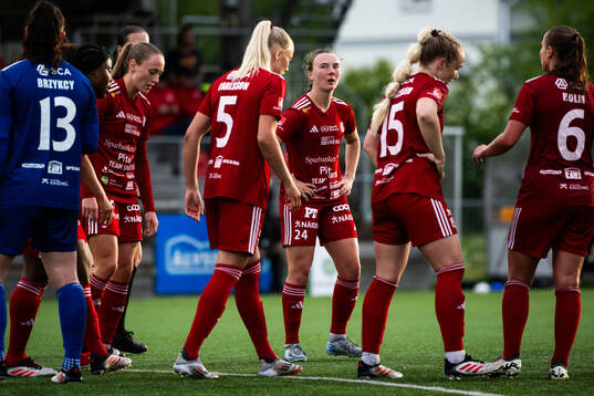 Piteås Emily Gray deppar med lagkamrater