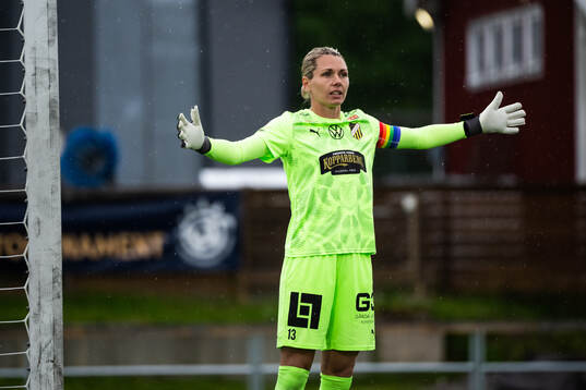 Häckens målvakt Jennifer Falk reagerar