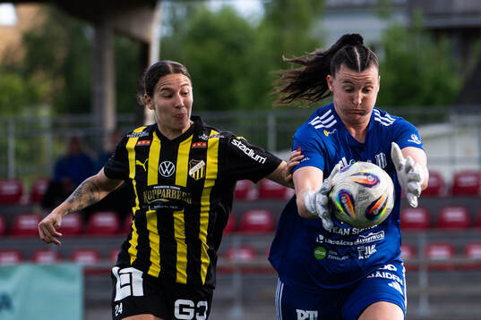 Häckens Tabby Tindell och Piteås målvakt Lauren Brzykcy