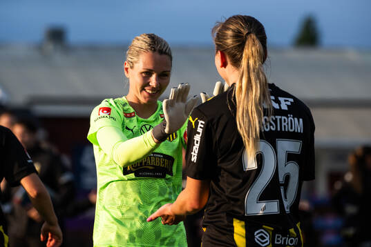 Häckens målvakt Jennifer Falk jublar