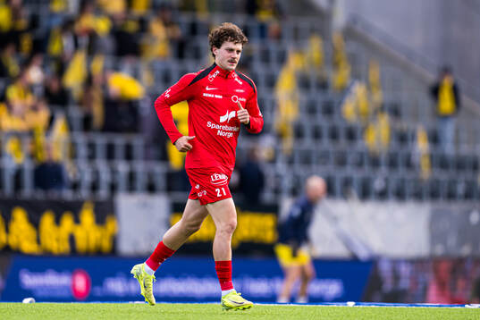 Denzel De Roeve of Brann warms up