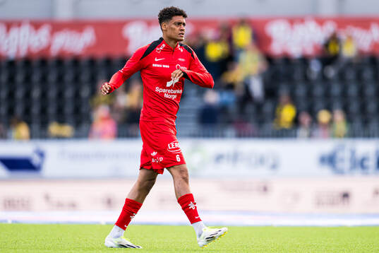 Japhet Sery Larsen of Brann warms up