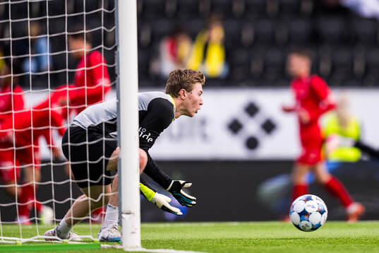 Mathias Dyngeland of Brann warms up