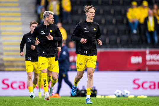 Ulrik Saltnes of Bodø/Glimt warms up