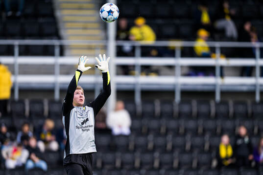 Mathias Dyngeland of Brann warms up