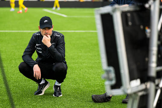 Freyr Alexandersson, head coach of Brann, watching the 1-0