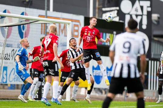 Örebros Erik McCue nickar
