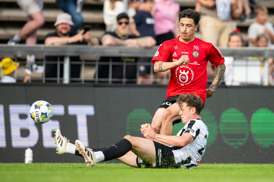 Landskronas Max Nilsson rensar framför Örebros Antonio