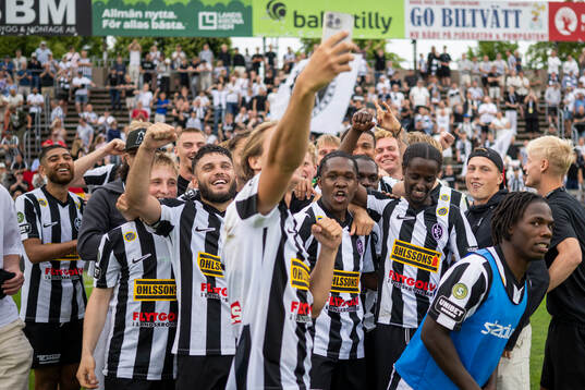 Landskronas spelare tar selfrie