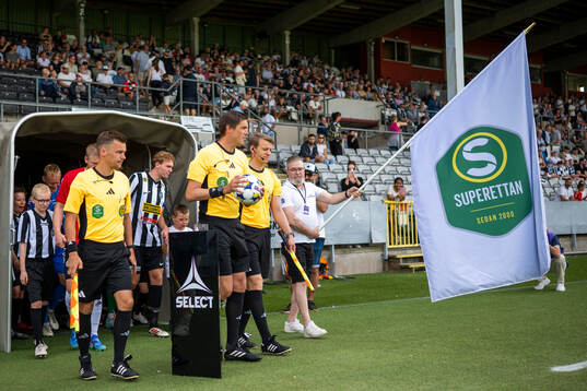 Landskronas och Örebros spelare gör entré