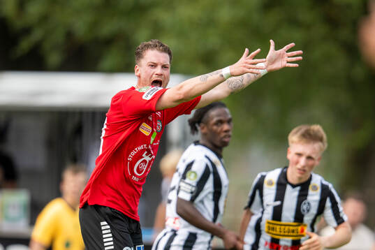 Örebros Samuel Kroon agerar